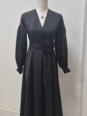 Robe noir avec ceinture en fleur