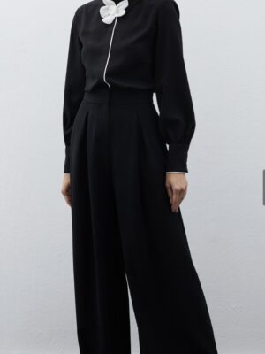 Blouse Détail Fleur à Col -Noir – Image 4