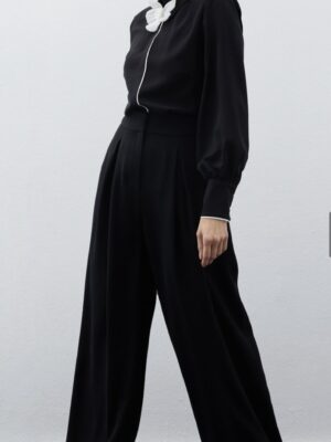 Blouse Détail Fleur à Col -Noir – Image 3