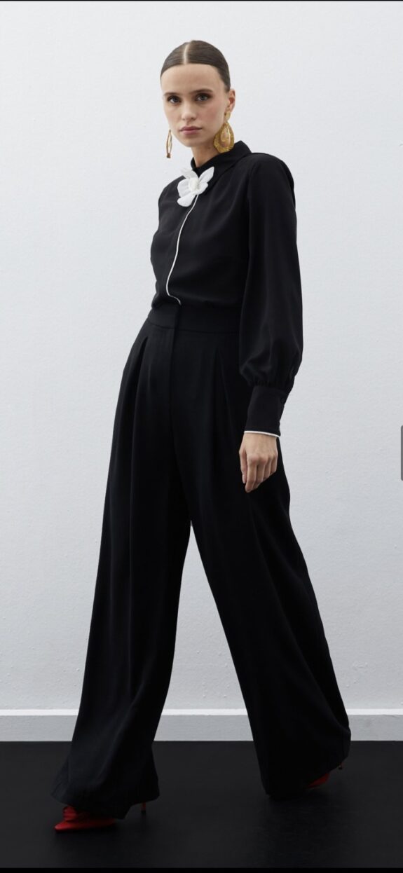 Blouse Détail Fleur à Col -Noir