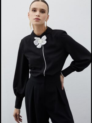 Blouse Détail Fleur à Col -Noir – Image 2
