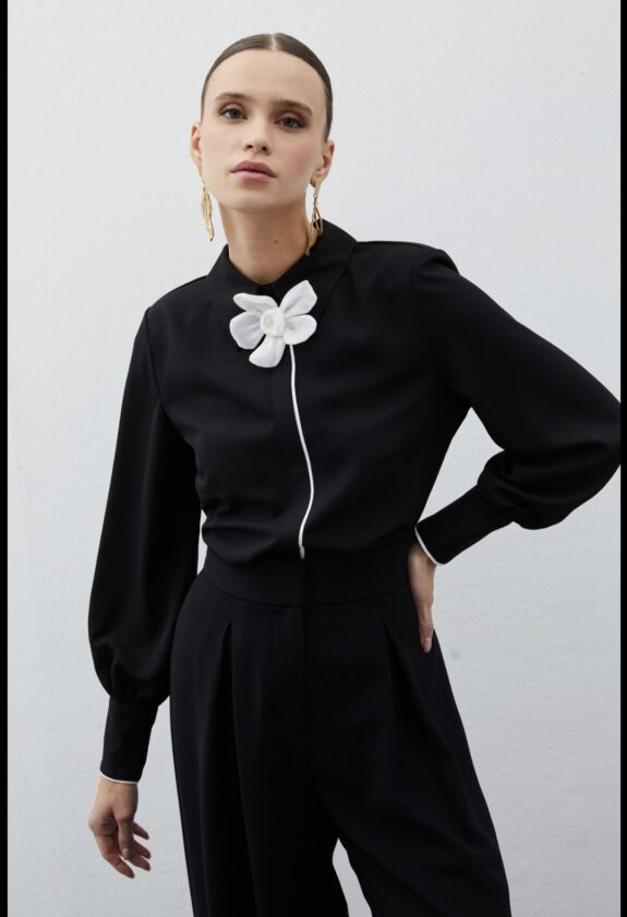 Blouse Détail Fleur à Col -Noir
