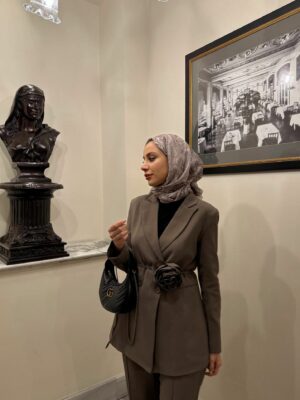 Tailleur Camélia Taupe – Image 4