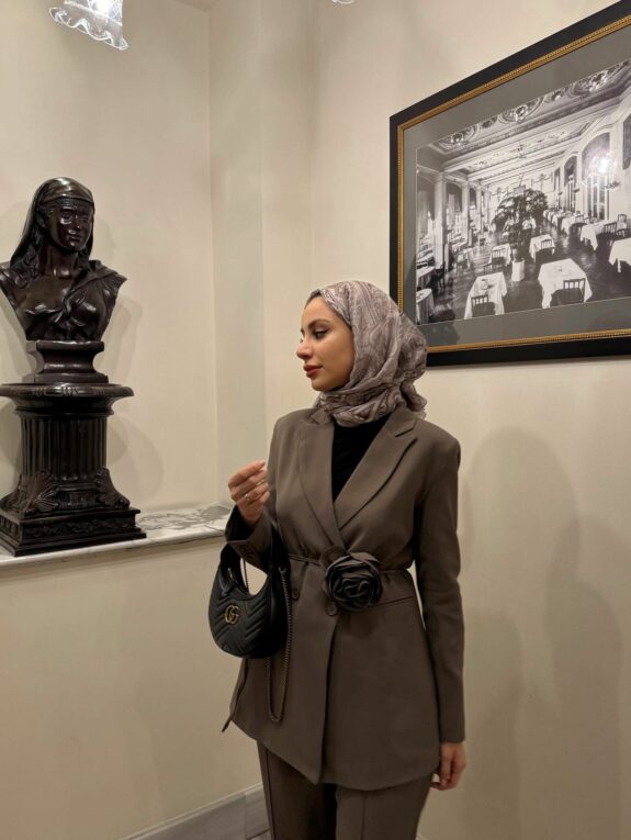 Tailleur Camélia Taupe – Image 4