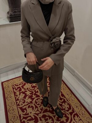 Tailleur Camélia Taupe – Image 2