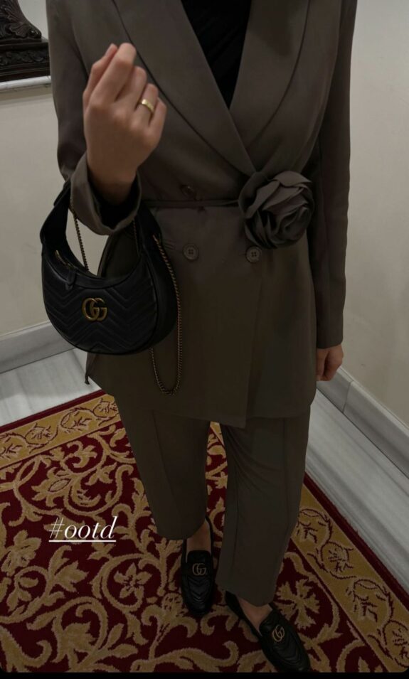 Tailleur Camélia Taupe – Image 3